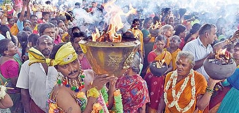 கோவை தண்டு மாரியம்மன் கோயில் சித்திரை திருவிழாவையொட்டி நேற்று அக்னிசட்டி ஏந்திவந்த பக்தர்கள்.  படம்: ஜெ.மனோகரன்