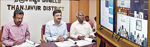 தஞ்சாவூர் மாவட்ட ஆட்சியர் அலுவலகத்தில் நேற்று தூர்வாரும் பணிகள் தொடர்பாக அதிகாரிகளுடன் ஆலோசனை மேற்கொண்ட  நீர்வளத்துறை செயலாளர் சந்தீப் சக்சேனா. உடன், மாவட்ட ஆட்சியர் தினேஷ் பொன்ராஜ் ஆலிவர், நீர்வளத்துறை திருச்சி மண்டல தலைமை பொறியாளர் ராமமூர்த்தி.