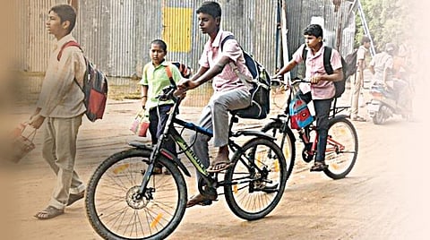அரசுப் பள்ளிகளுக்கு வசதியானவர்களும் வரட்டும்!