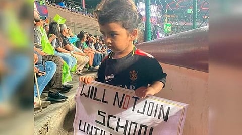 பதாகையுடன் அந்த சிறுமி