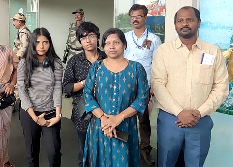 சூடானிலிருந்து மதுரை வந்துள்ள ஒரே குடும்பத்தைச் சேர்ந்த 4 பேர். | படம்: நா. தங்கரத்தினம் 