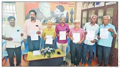 பழங்குடியின இருளர் சித்ரவதை செய்யப்பட்ட விவகாரம் தொடர்பாக புதுச்சேரி பெரியார் படிப்பகத்தில் உண்மை அறியும் குழுவின் அறிக்கை வெளியிடப்பட்டது.