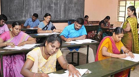 ‘டெட்' தேர்ச்சியை பார்க்காமல் இடைநிலை ஆசிரியருக்கு பதவி உயர்வு வழங்க வலியுறுத்தல்