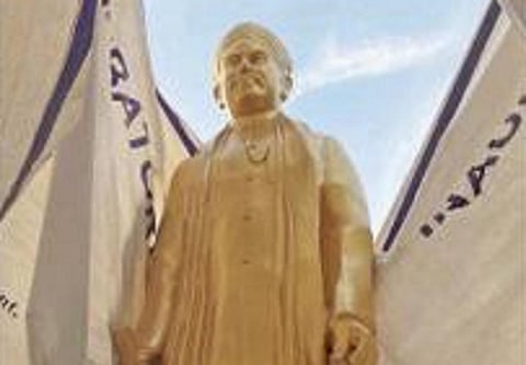 கோவை வ.உ.சி மைதானத்தில் நிறுவப்பட்டுள்ள வ.உ.சியின் முழு உருவச் சிலை.   	படம்: ஜெ.மனோகரன்