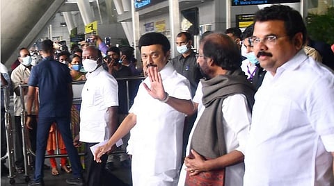 விமானத்தில் திடீர் கோளாறால் பயணம் ரத்து - முதல்வர் இன்று டெல்லி செல்கிறார்