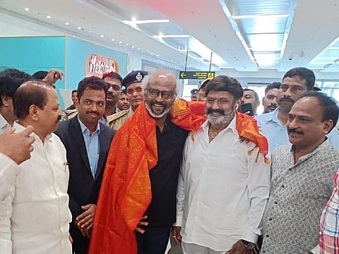 என்.டி. ராமாராவ் நூற்றாண்டு தொடக்க விழாவில் கலந்துகொள்ள  விஜயவாடா சென்ற நடிகர் ரஜினிகாந்துக்கு, நடிகர் பாலகிருஷ்ணா மற்றும் பலர் உற்சாக வரவேற்பு அளித்தனர்.