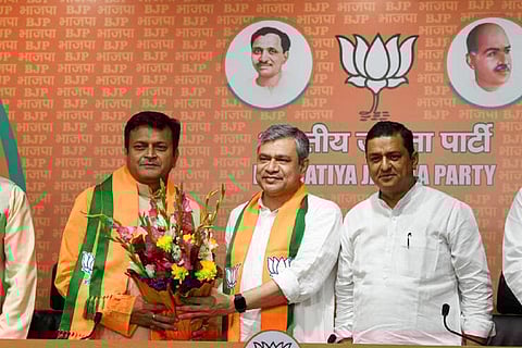 அஜய் அலோக், மத்திய அமைச்சர் அஸ்வின் வைஷ்ணவ்