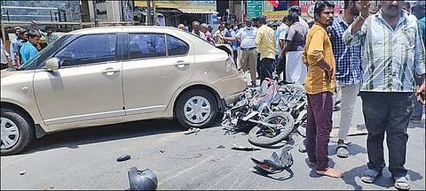 திருப்பூரில் தாறுமாறாக ஓடிய லாரியால் விபத்து: கோயில் பூசாரி உயிரிழப்பு; வாகனங்கள் நொறுங்கி சேதம்