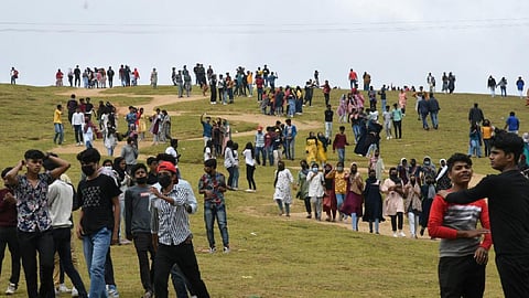 குவியும் சுற்றுலாப் பயணிகளால் திணறும் கொடைக்கானலில் சாலைகள் ஒரு வழிப்பாதையாக மாற்றம்