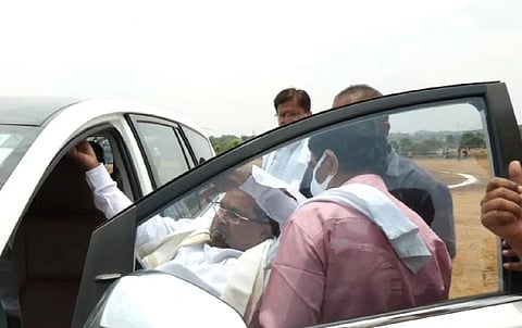 காரில் இருந்து சரிந்து விழுந்த சித்தராமையா