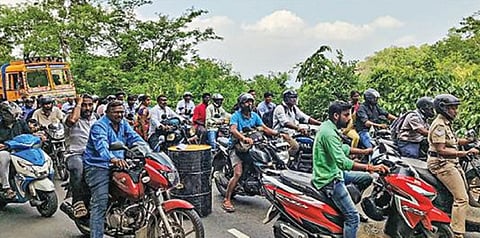 ஏற்காடு செல்லும் குப்பனூர்- ஏற்காடு மலைப்பாதையில் நிலவிய போக்குவரத்து நெரிசலில், இரு சக்கர வாகனங்களில் சுற்றுலா வந்தவர்களும் சிக்கினர்.