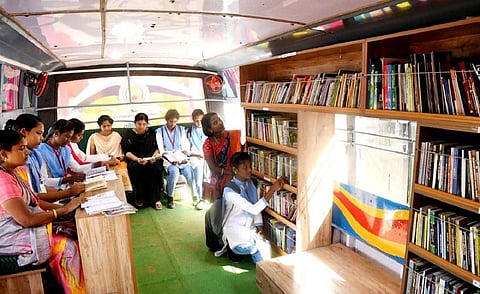 ராமநாதபுரத்தில் மாணவர்களை தேடிச் செல்லும் நடமாடும் நூலகம் - பொதுமக்களும் படிக்கலாம்