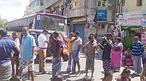 போராட்டம் நடத்தியவர்கள் மீது பதியப்பட்ட வழக்குகளை திரும்பப் பெற கோரி மெரினா காமராஜர் சாலையில் மறியலில் ஈடுபட்ட மீனவர்கள்.