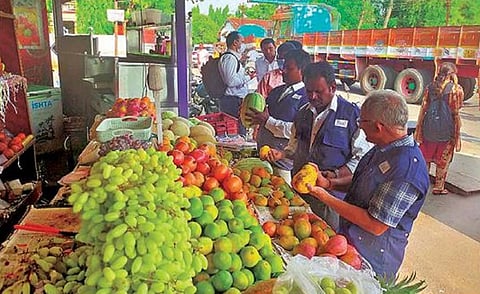 கோவையில் உள்ள ஒரு பழக்கடையில் ஆய்வு நடத்திய உணவு பாதுகாப்புத்துறை அலுவலர்கள்.