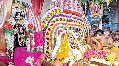 திருச்சி மலைக்கோட்டை தாயுமான சுவாமி கோயிலில் நேற்று நடை பெற்ற சுவாமி-அம்மன் திருக்கல்யாண உற்சவம்.