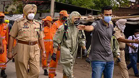 பஞ்சாப் மாநிலம் லூதியானா கியாஸ்புராவில் உள்ள தொழிற்சாலையில் நேற்று விஷவாயு கசிந்ததில் 11 பேர் உயிரிழந்தனர். சம்பவம் நடந்த பகுதியில் மீட்புப் பணியில் ஈடுபட்ட தேசிய பேரிடர் மீட்புக் குழுவினர்.படம்: பிடிஐ