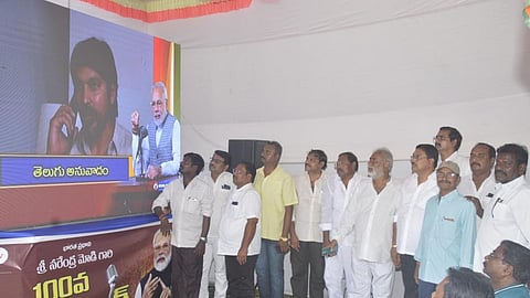 நெல்லூரில் நேற்று ஒலிபரப்பான பிரதமர் மோடியின் 100-வது ‘மனதின் குரல்’ நிகழ்ச்சியை ஆர்வத்துடன் கேட்ட மக்கள்