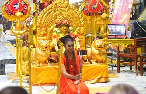 மதுரை அம்மன் சன்னதி வீதியில் உள்ள நித்தியானந்தாவின் ஆசிரமத்தில் செல்போன் மூலம் வீடியோ எடுக்கும் சீடர்கள் |  படங்கள்: எஸ். கிருஷ்ணமூர்த்தி