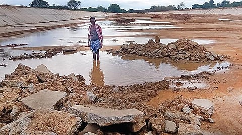 திருச்சி மாவட்டம் கிளியூர் அருகே கல்லணைக் கால்வாயில் அமைக்கப்பட்டு ஓராண்டுக்குள்ளாகவே சேதமடைந்துள்ள கான்கிரீட் தளம்.
