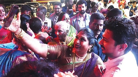 ‘மிஸ் கூவாகம் - 2023’ நிகழ்வில் பங்கேற்க விழுப்புரத்துக்கு வந்த அமைச்சர் உதயநிதியுடன் செல்ஃபி எடுத்துக் கொள்ளும் திருநங்கைகள். படங்கள்: எம்.சாம்ராஜ்