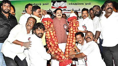 அமமுகவின் அம்மா தொழிற்சங்க பேரவை சார்பில் சென்னை எம்ஜிஆர் நகரில் நடைபெற்ற மே தின பொதுக்கூட்டத்தில் பங்கேற்ற கட்சியின் பொதுச்செயலாளர் டிடிவி தினகரனுக்கு ஆப்பிள் மாலை அணிவித்து கவுரவிக்கும் தென் சென்னை வடக்கு மாவட்ட செயலாளர் கே.விதுபாலன் உள்ளிட்ட நிர்வாகிகள். உடன் கட்சியின் துணைப்பொதுச் செயலாளர் ஜி.செந்தமிழன் உள்ளிட்டோர்.