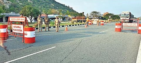 சென்னை-பெங்களூரு தேசிய நெடுஞ்சாலையில் பச்சூரில் அமைக்கப்பட்ட சாலை தடுப்புகளால் விபத்துகள் தவிர்க்கப்பட்டுள்ளன.