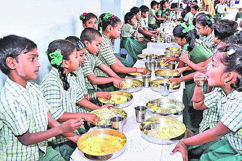 அரசுப் பள்ளிகளில் காலை உணவுத் திட்டத்தில் பணியாற்ற 3 பெண்களுக்கு சேர்த்து ரூ.5,000 ஊதியம்