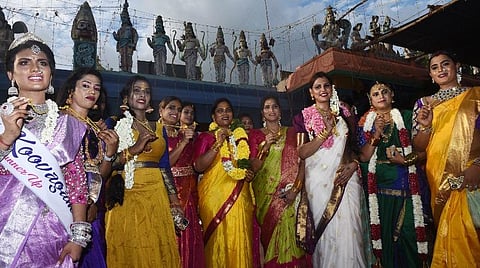 கூவாகம் கோயிலில் கூத்தாண்டவர் முன் தாலி கட்டிக்கொண்ட திருநங்கைகள். படம்: எம்.சாம்ராஜ்