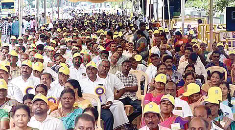 சம வேலைக்கு சம ஊதியம் வழங்க வேண்டும் என்பது உள்ளிட்ட 20 அம்ச கோரிக்கைகளை வலியுறுத்தி, சென்னை எழும்பூர் ராஜரத்தினம் மைதானம் அருகே தமிழ்நாடு தொடக்கப்பள்ளி ஆசிரியர் கூட்டணி சார்பில் நேற்று நடைபெற்ற உண்ணாவிரதப் போராட்டத்தில் பங்கேற்ற ஆசிரியர்கள்.படம்: பு.க.பிரவீன்