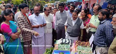 ரேஷன் கடைகளில் 2 கிலோ கேழ்வரகு வழங்கும் திட்டத்தை தொடங்கி வைத்து சிறுதானிய அரங்குகளை பார்வையிட்ட அமைச்சர்கள்.