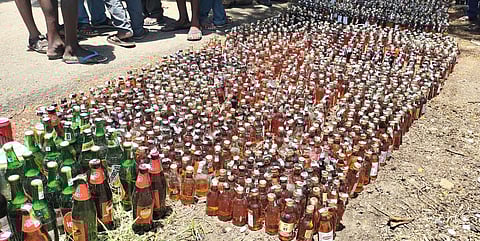 விருதுநகர் | பல்வேறு வழக்குகளில் பறிமுதல் செய்யப்பட்ட ரூ.4.70 லட்சம் மதிப்பிலான மது பாட்டில்கள் அழிப்பு