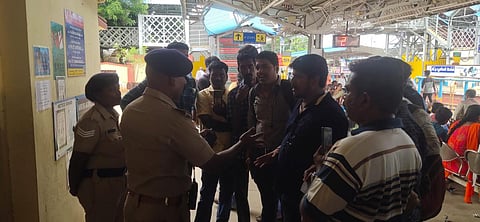 குளிக்கரை ரயில்வே இருப்புப் பாதை பணியால் தஞ்சாவூரில் ரயில் நிறுத்தம்: பயணிகள் அவதி