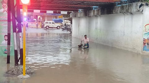 தஞ்சாவூரில் கொட்டித் தீர்த்த பலத்த மழை: போக்குவரத்து பாதிப்பு