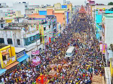 மதுரை மீனாட்சி அம்மன் கோயில் சித்திரை திருவிழாவின் சிகர நிகழ்ச்சியாக மாசி வீதியில் பக்தர்கள் வெள்ளத்தில் அசைந்தாடி வந்த தேர்.  படங்கள்: எஸ்.கிருஷ்ணமூர்த்தி, நா.தங்கரத்தினம்