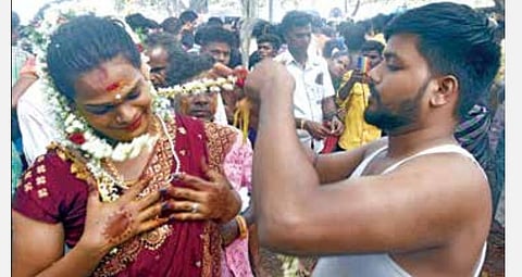 படங்கள்: எம்.சாம்ராஜ் அரவான் களப்பலி கண்டதும் தாலி அறுத்து ஒப்பாரி வைக்கும் திருநங்கைகள். 