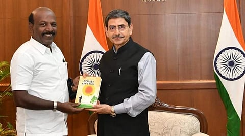 பன்னோக்கு மருத்துவமனை திறப்பு விழாவில் பங்கேற்க வருமாறு ஆளுநர் ஆர்.என்.ரவிக்கு அழைப்பு விடுத்த சுகாதாரம் மற்றும் நல்வாழ்வுத் துறை அமைச்சர் மா.சுப்பிரமணியன். உடன் பொதுப்பணித் துறைச் செயலாளர் டி.ஜகந்நாதன்.