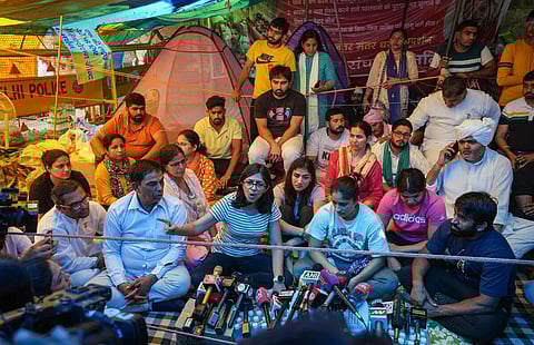 பதக்கங்கள், விருதுகளை திருப்பித் தர தயாராகும் மல்யுத்த வீரர், வீராங்கனைகள்: என்ன நடக்கிறது ஜந்தர் மந்தரில்?