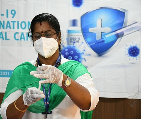 வாட்ஸ்அப் குழு மூலம் சுகாதார சேவை: சிறந்த செவிலியர் விருதுக்கு ச.ஜெயலட்சுமி தேர்வு