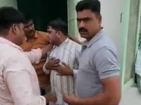 கைது செய்யப்பட்ட குற்றவாளியுடன் போலீஸார்