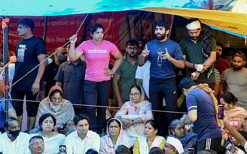 போராட்டத்தில் ஈடுபட்டுள்ள மல்யுத்த வீராங்கனைகள், வீரர்கள் மற்றும் ஆதரவாளர்கள்