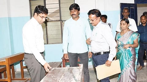 தூத்துக்குடி மாவட்டத்தில் அரசு மாதிரி பள்ளி தற்காலிகமாக செயல்படவுள்ள வல்லநாடு இன்பென்ட் ஜீசஸ்கல்லூரியில் மாவட்ட ஆட்சியர் கி.செந்தில் ராஜ் ஆய்வு செய்தார்.