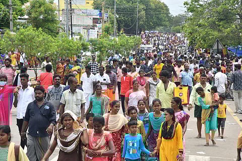 திருவண்ணாமலையில் சித்ரா பவுர்ணமியையொட்டி  கிரிவலம் சென்ற பக்தர்கள் கூட்டத்தின் ஒரு பகுதி