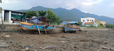 எடப்பாடி அடுத்த பூலாம்பட்டி, நெரிஞ்சிபேட்டை நீர்மின் கதவணையில் பராமரிப்புப் பணி காரணமாக, தேக்கி வைத்திருந்த தண்ணீர் திறக்கப்பட்டதால், விசைப்படகு போக்குவரத்து கரையோரம் நிறுத்தப்பட்டுள்ளது.