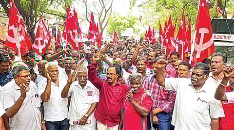 விரைவு போக்குவரத்துக் கழகத்தில் ஒப்பந்த முறையில் ஓட்டுநர்களை நியமிக்கும் அதிகாரிகள் மீது நடவடிக்கை எடுக்க வலியுறுத்தி சென்னை டிஎம்எஸ் வளாகத்தில் உள்ள தொழிலாளர் நலத் துறை ஆணையர் அலுவலகத்தை நேற்று முற்றுகையிட்ட சிஐடியு சங்கத்தினர். படம்: பு.க.பிரவீன்