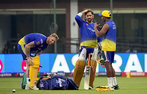 பயிற்சியின் போது டுவைன் பிராவோவுடன் உரையாடிய சிஎஸ்கே கேப்டன் தோனி.  படங்கள்: பு.க.பிரவீன்