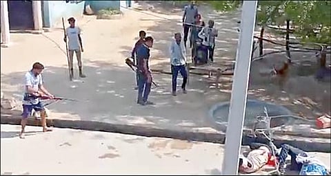 மத்திய பிரதேசத்தில் நேற்று நடந்த மோதலில் இளைஞர் ஒருவர் துப்பாக்கியால் சுடுகிறார்.