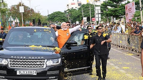 கர்நாடக சட்டப் பேரவைத் தேர்தல் வரும் 10-ம் தேதி நடைபெறுவதையொட்டி அங்கு பிரதமர் நரேந்திர மோடி தீவிரப் பிரச்சாரம் செய்து வருகிறார். நேற்று துமக்கூரு நகரில் காரில் நின்றவாறு பொதுமக்களை நோக்கி கையசைக்கிறார் பிரதமர் மோடி. படம்: பிடிஐ