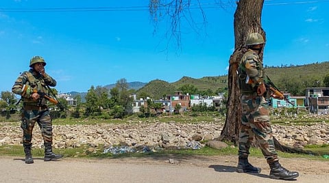 காஷ்மீரில் தீவிரவாதிகள் தாக்குதல் - ராணுவ வீரர்கள் 5 பேர் உயிரிழப்பு