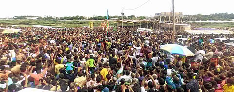 மதுரை வண்டியூரில் வைகை ஆற்றிலுள்ள தேனூர் மண்டபத்தில் கருட வாகனத்தில் எழுந்தருளிய கள்ளழகர், மண்டூக முனிவருக்கு சாபவிமோசனம் அளித்தார். படம்: எஸ்.கிருஷ்ணமூர்த்தி.