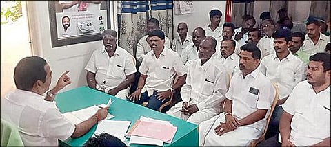 திருச்சி சுப்பிரமணியபுரத்திலுள்ள அதிமுக தெற்கு மாவட்ட அலுவலகத் தில் தலைவர், செயலாளர் நியமனம் குறித்து பூத் கமிட்டி உறுப்பினர்களுடன் ஆலோசனை நடத்திய மாவட்டச் செயலாளர் ப.குமார்.